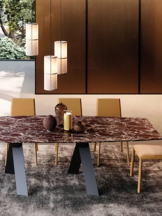 Tavolo ovale Living con top in Cristallo e base in metallo verniciato di Riflessi