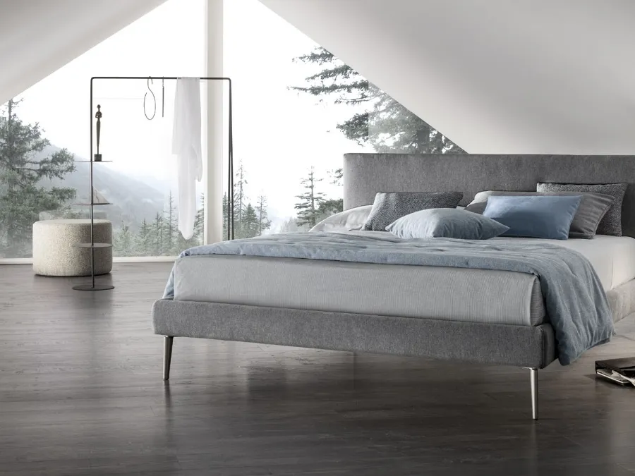 Letto elegante in tessuto con testiera Sander di V&Nice